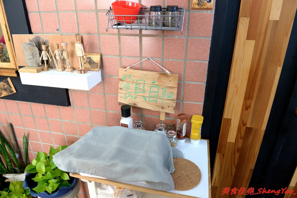 [台中沙鹿]King’s Cafe & Studio – 沙鹿具特色的木工風溫馨小餐館,老闆本身是木匠,店內所有木作家具和裝潢設計都是出自老闆之手,餐點看似普通卻相當好吃 ! 大推丁骨大豬排,好吃到讓人吮指回味。