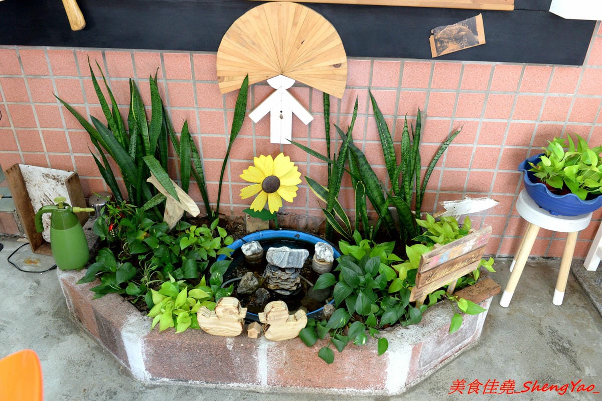 [台中沙鹿]King’s Cafe & Studio – 沙鹿具特色的木工風溫馨小餐館,老闆本身是木匠,店內所有木作家具和裝潢設計都是出自老闆之手,餐點看似普通卻相當好吃 ! 大推丁骨大豬排,好吃到讓人吮指回味。