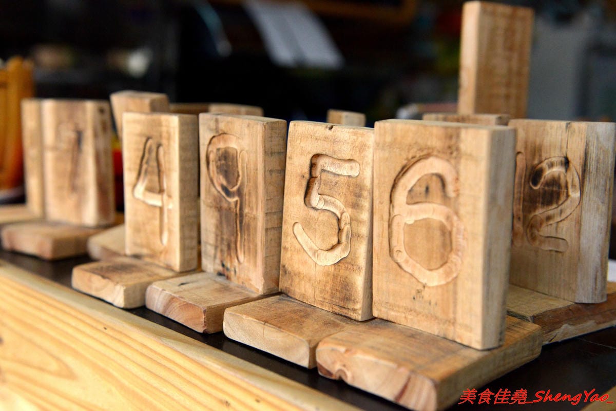 [台中沙鹿]King’s Cafe & Studio – 沙鹿具特色的木工風溫馨小餐館,老闆本身是木匠,店內所有木作家具和裝潢設計都是出自老闆之手,餐點看似普通卻相當好吃 ! 大推丁骨大豬排,好吃到讓人吮指回味。