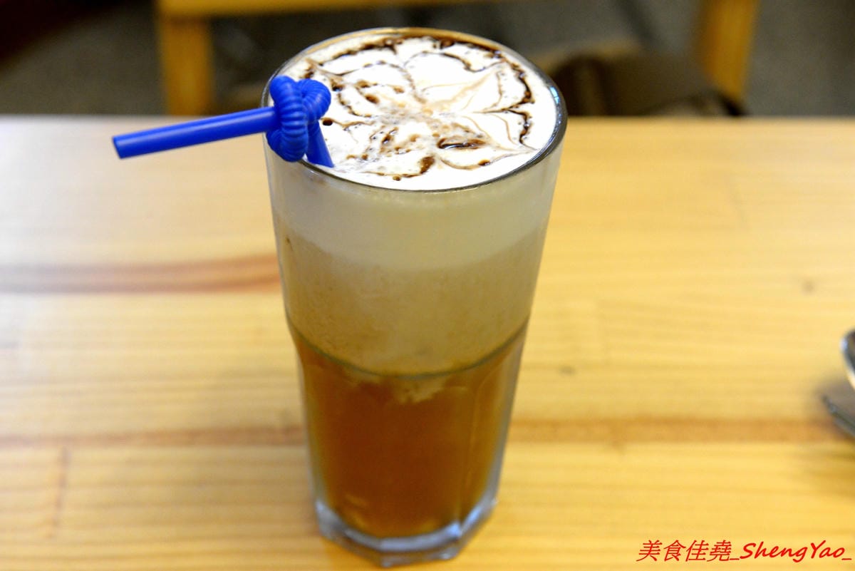 [台中沙鹿]King’s Cafe & Studio – 沙鹿具特色的木工風溫馨小餐館,老闆本身是木匠,店內所有木作家具和裝潢設計都是出自老闆之手,餐點看似普通卻相當好吃 ! 大推丁骨大豬排,好吃到讓人吮指回味。