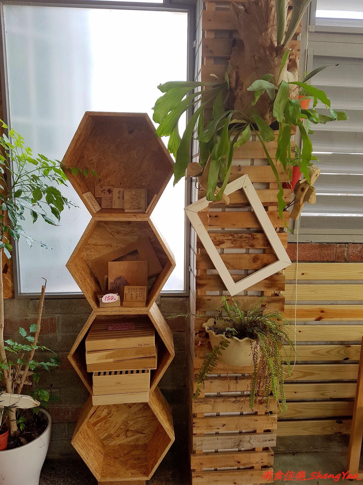 [台中沙鹿]King’s Cafe & Studio – 沙鹿具特色的木工風溫馨小餐館,老闆本身是木匠,店內所有木作家具和裝潢設計都是出自老闆之手,餐點看似普通卻相當好吃 ! 大推丁骨大豬排,好吃到讓人吮指回味。