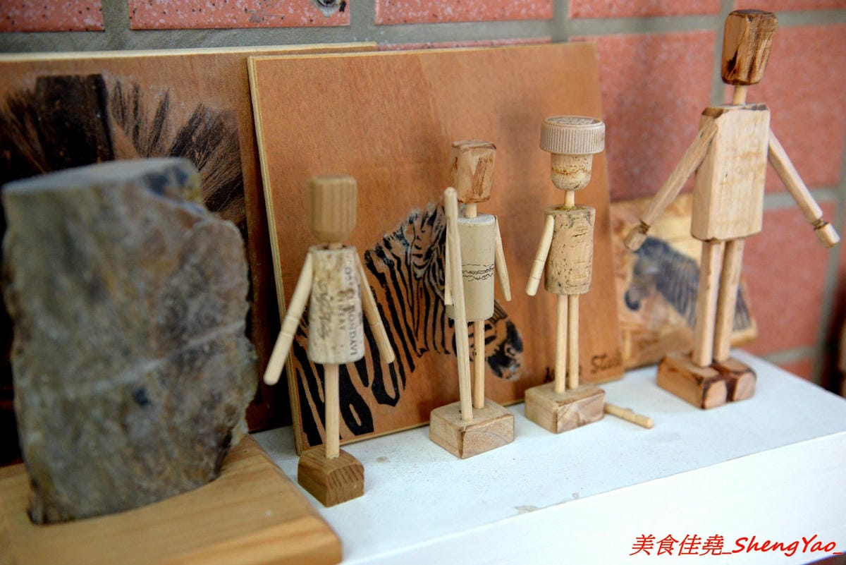 [台中沙鹿]King’s Cafe & Studio – 沙鹿具特色的木工風溫馨小餐館,老闆本身是木匠,店內所有木作家具和裝潢設計都是出自老闆之手,餐點看似普通卻相當好吃 ! 大推丁骨大豬排,好吃到讓人吮指回味。