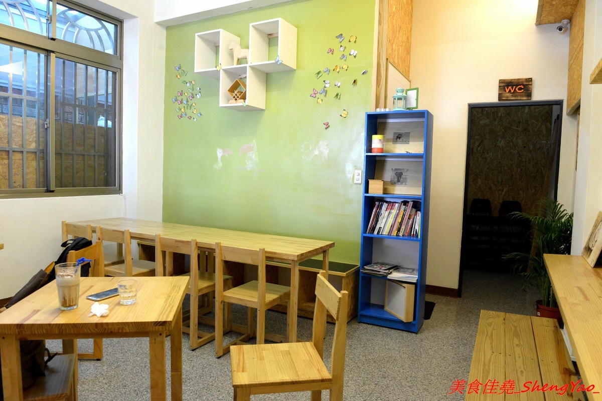 [台中沙鹿]King’s Cafe & Studio – 沙鹿具特色的木工風溫馨小餐館,老闆本身是木匠,店內所有木作家具和裝潢設計都是出自老闆之手,餐點看似普通卻相當好吃 ! 大推丁骨大豬排,好吃到讓人吮指回味。