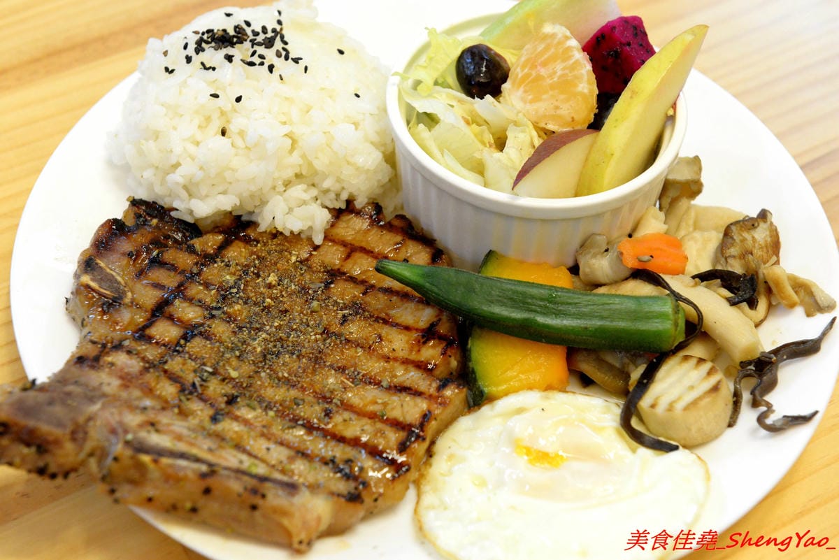 [台中沙鹿]King’s Cafe & Studio – 沙鹿具特色的木工風溫馨小餐館,老闆本身是木匠,店內所有木作家具和裝潢設計都是出自老闆之手,餐點看似普通卻相當好吃 ! 大推丁骨大豬排,好吃到讓人吮指回味。