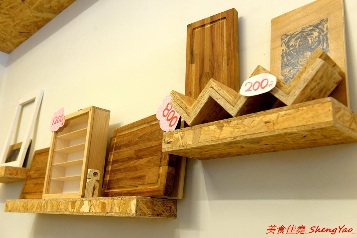 [台中沙鹿]King’s Cafe & Studio – 沙鹿具特色的木工風溫馨小餐館,老闆本身是木匠,店內所有木作家具和裝潢設計都是出自老闆之手,餐點看似普通卻相當好吃 ! 大推丁骨大豬排,好吃到讓人吮指回味。