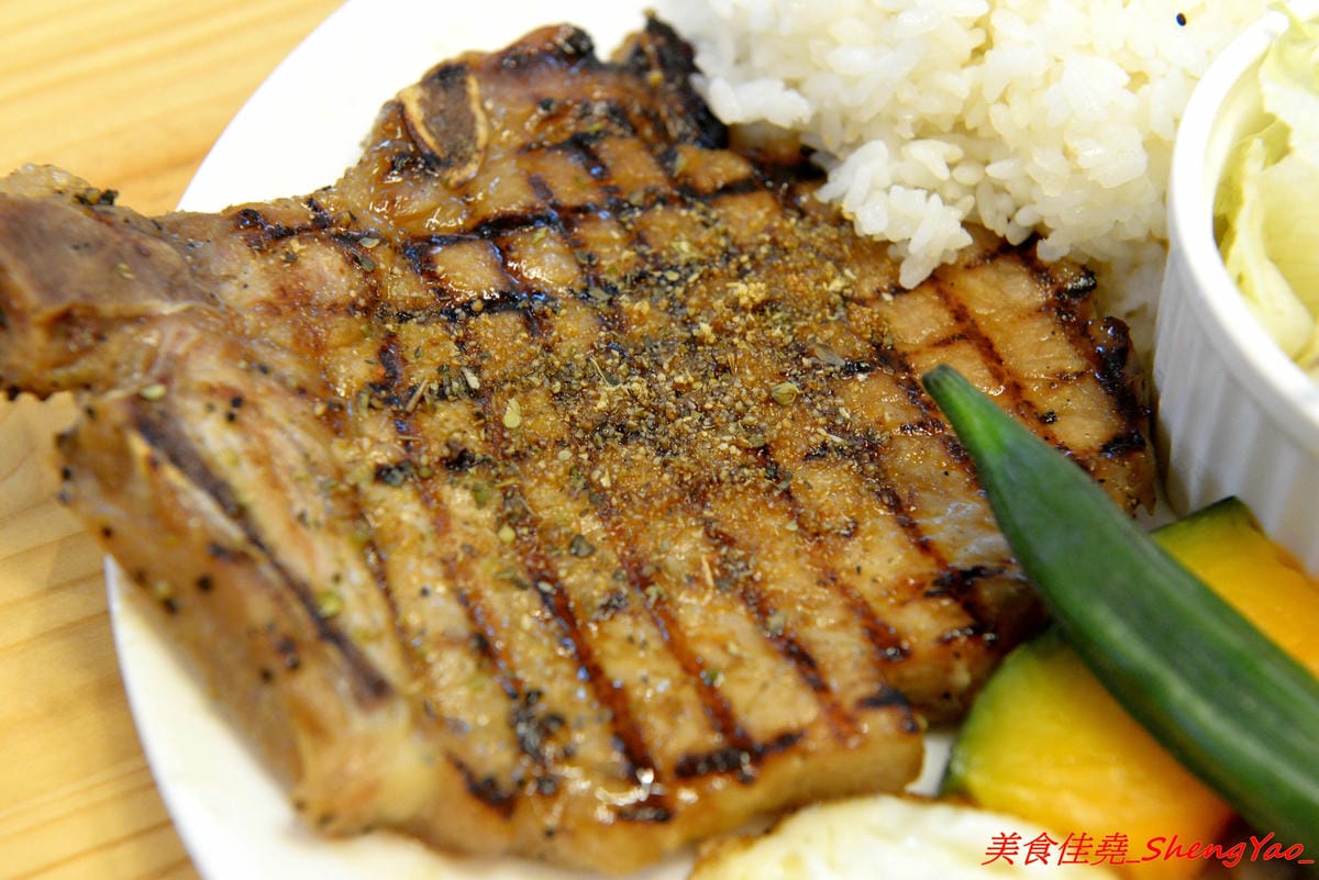 [台中沙鹿]King’s Cafe & Studio – 沙鹿具特色的木工風溫馨小餐館,老闆本身是木匠,店內所有木作家具和裝潢設計都是出自老闆之手,餐點看似普通卻相當好吃 ! 大推丁骨大豬排,好吃到讓人吮指回味。