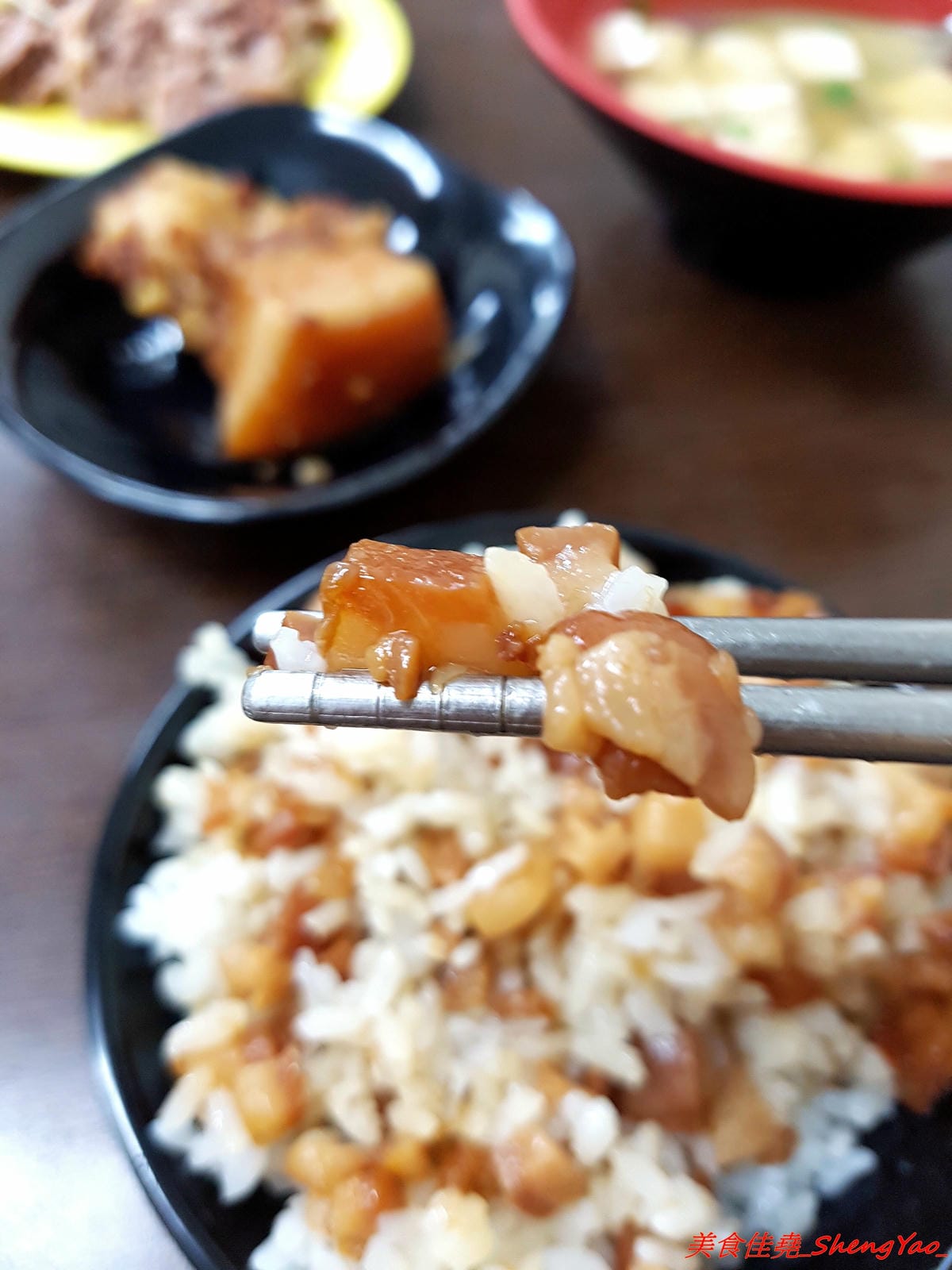 [台中沙鹿]丸魯肉飯/焢肉飯 – 沙鹿新的深夜食堂,大推魯肉飯,非常夠水準,不輸給一些台中知名的魯肉飯 !! 營業到凌晨兩點,吃宵夜的新去處。