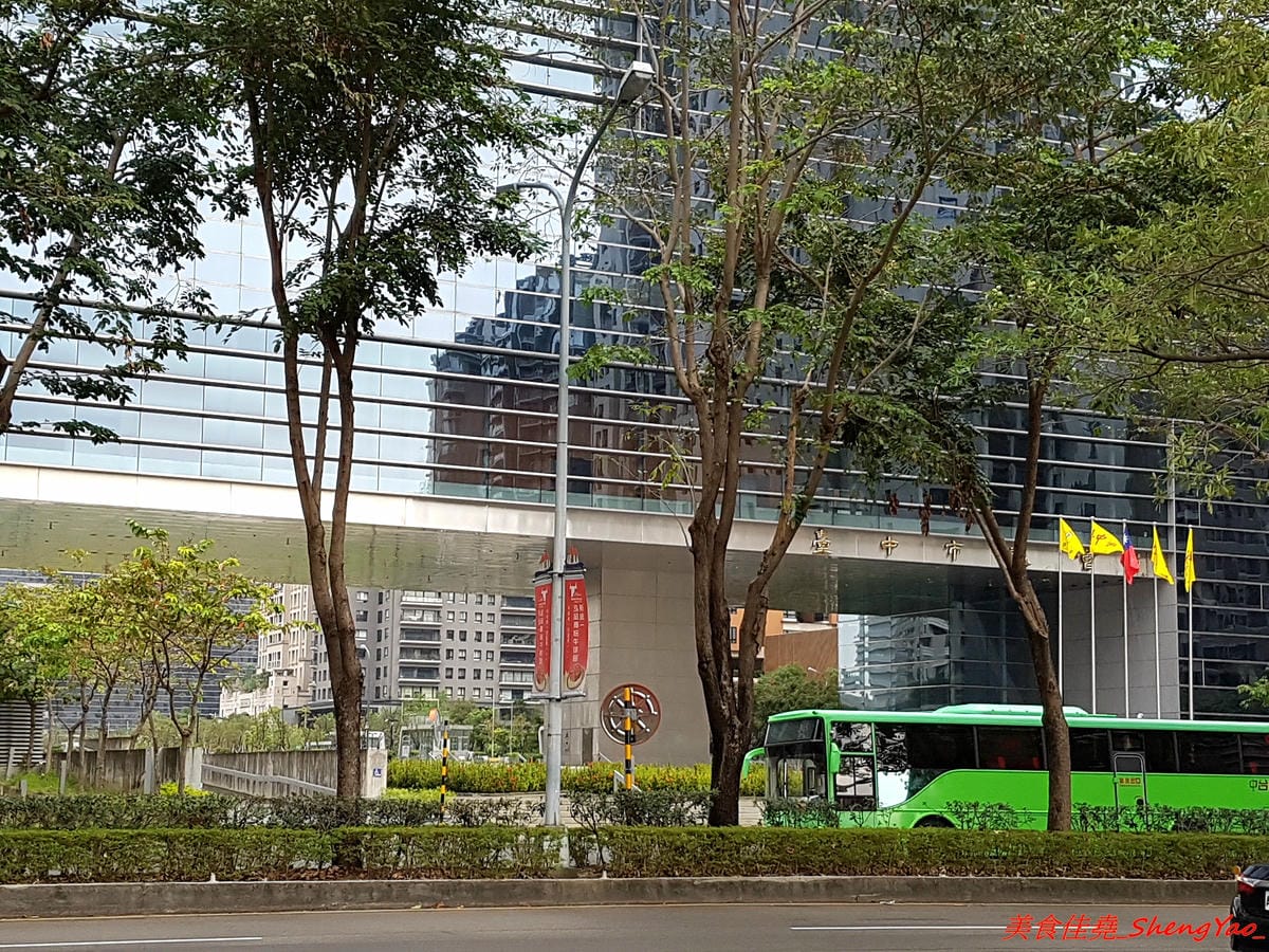 [台中西屯]六樓 手工佛卡夏三明治 – 文青風氣息的行動早餐車,用老偉士牌機車載來賣,手作佛卡夏三明治好好吃,每日限量15份,販售地點要看店家臉書粉絲頁公布。