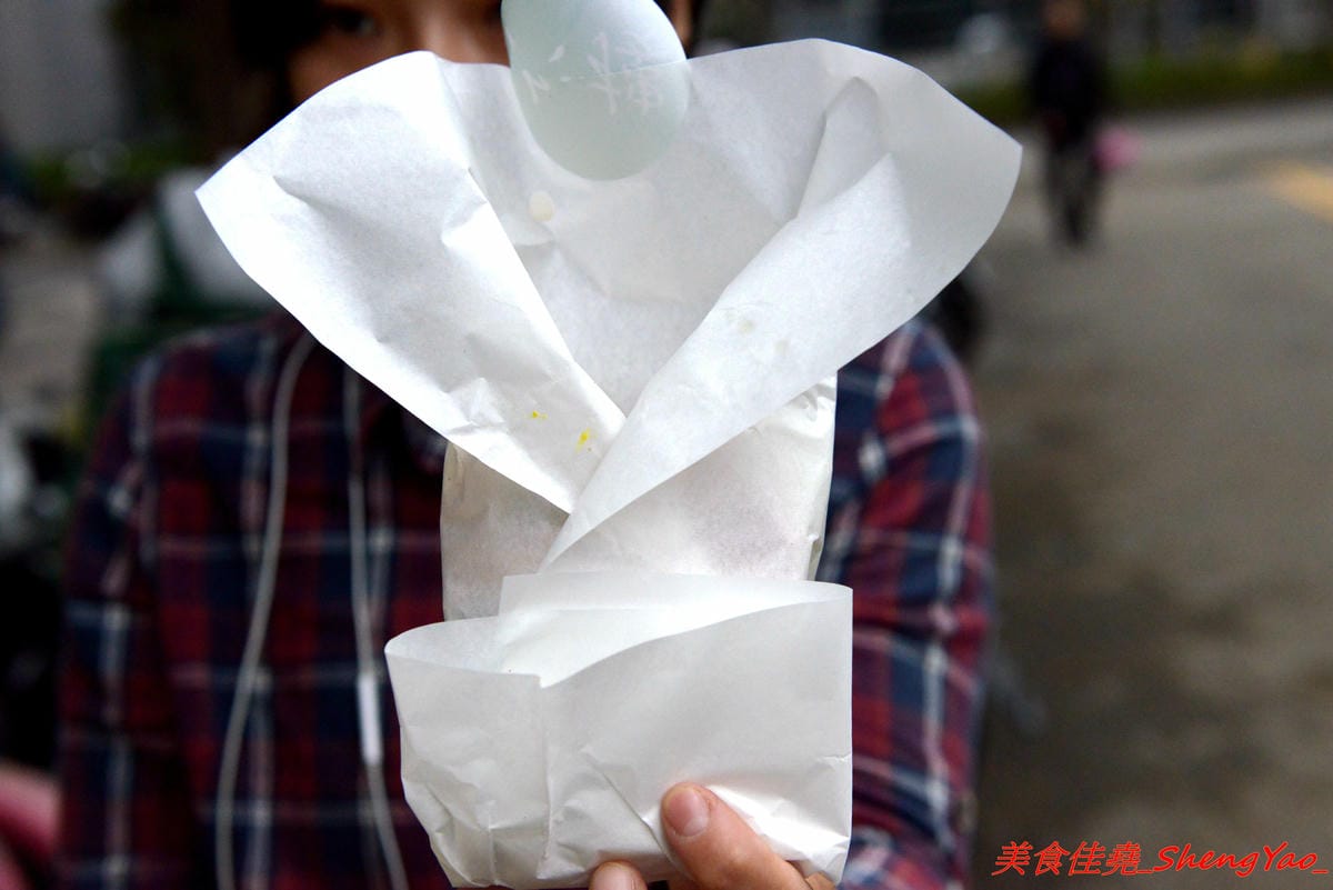 [台中西屯]六樓 手工佛卡夏三明治 – 文青風氣息的行動早餐車,用老偉士牌機車載來賣,手作佛卡夏三明治好好吃,每日限量15份,販售地點要看店家臉書粉絲頁公布。