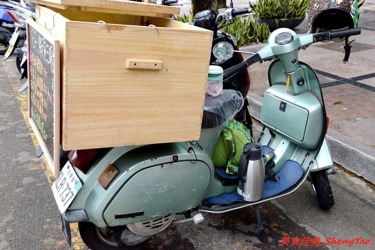 [台中西屯]六樓 手工佛卡夏三明治 – 文青風氣息的行動早餐車,用老偉士牌機車載來賣,手作佛卡夏三明治好好吃,每日限量15份,販售地點要看店家臉書粉絲頁公布。