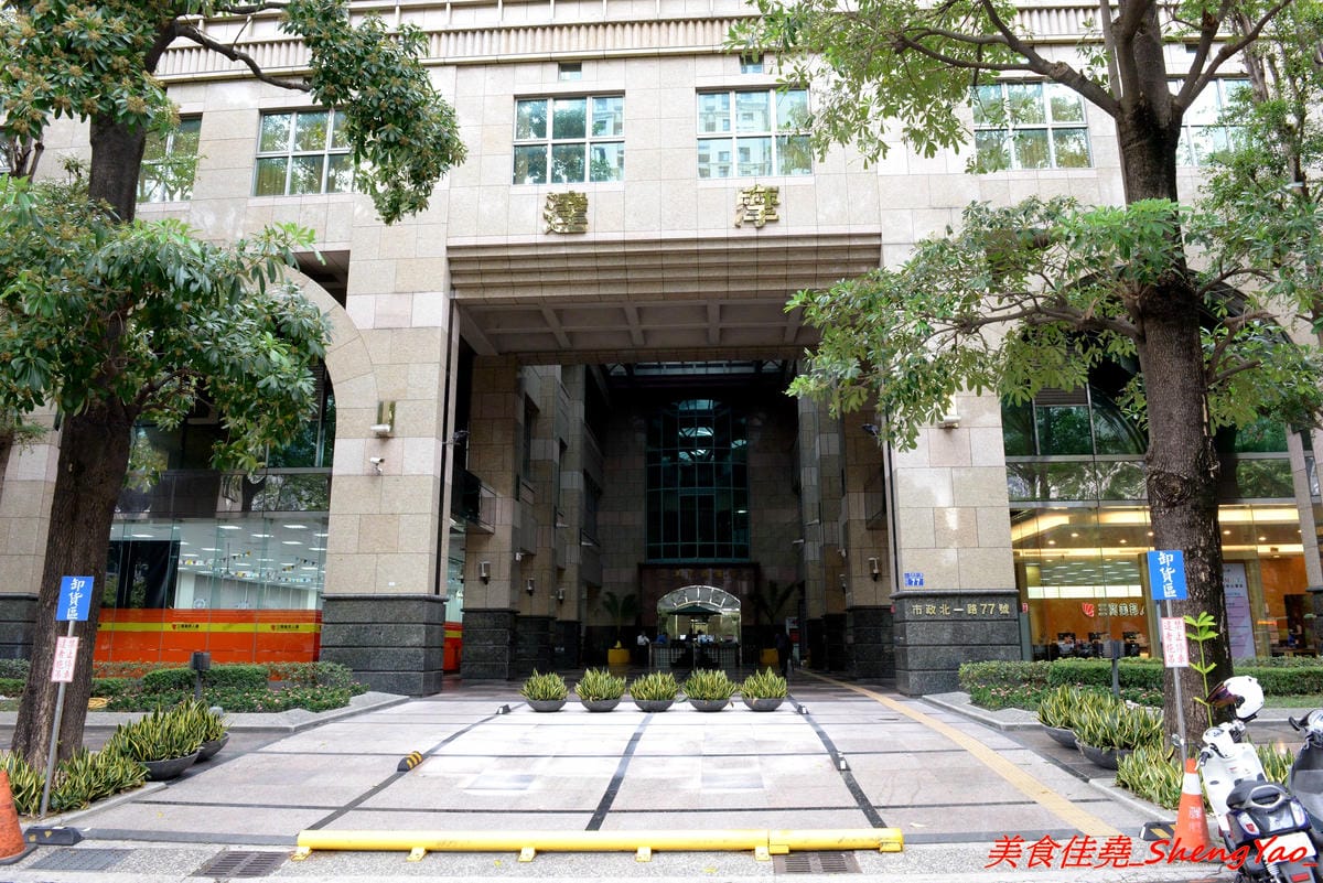 [台中西屯]六樓 手工佛卡夏三明治 – 文青風氣息的行動早餐車,用老偉士牌機車載來賣,手作佛卡夏三明治好好吃,每日限量15份,販售地點要看店家臉書粉絲頁公布。