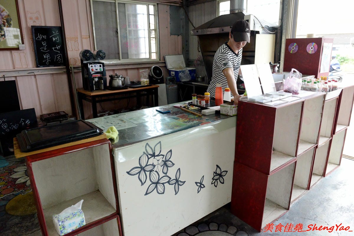 [台中清水]大秀米血 鰲峰店 – 傳承20多年的米血、蘿蔔糕,獨家醬汁超對味,店內外的彩繪塗鴉相當有特色,呈現出一種清水眷村獨有的文化氣息。