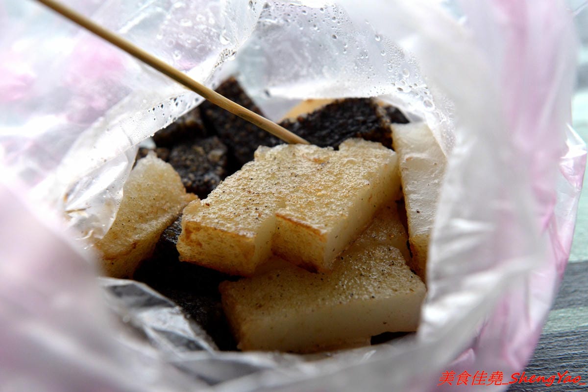 [台中清水]大秀米血 鰲峰店 – 傳承20多年的米血、蘿蔔糕,獨家醬汁超對味,店內外的彩繪塗鴉相當有特色,呈現出一種清水眷村獨有的文化氣息。