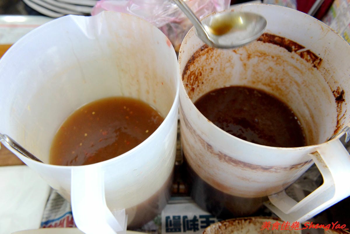 [台中清水]大秀米血 鰲峰店 – 傳承20多年的米血、蘿蔔糕,獨家醬汁超對味,店內外的彩繪塗鴉相當有特色,呈現出一種清水眷村獨有的文化氣息。