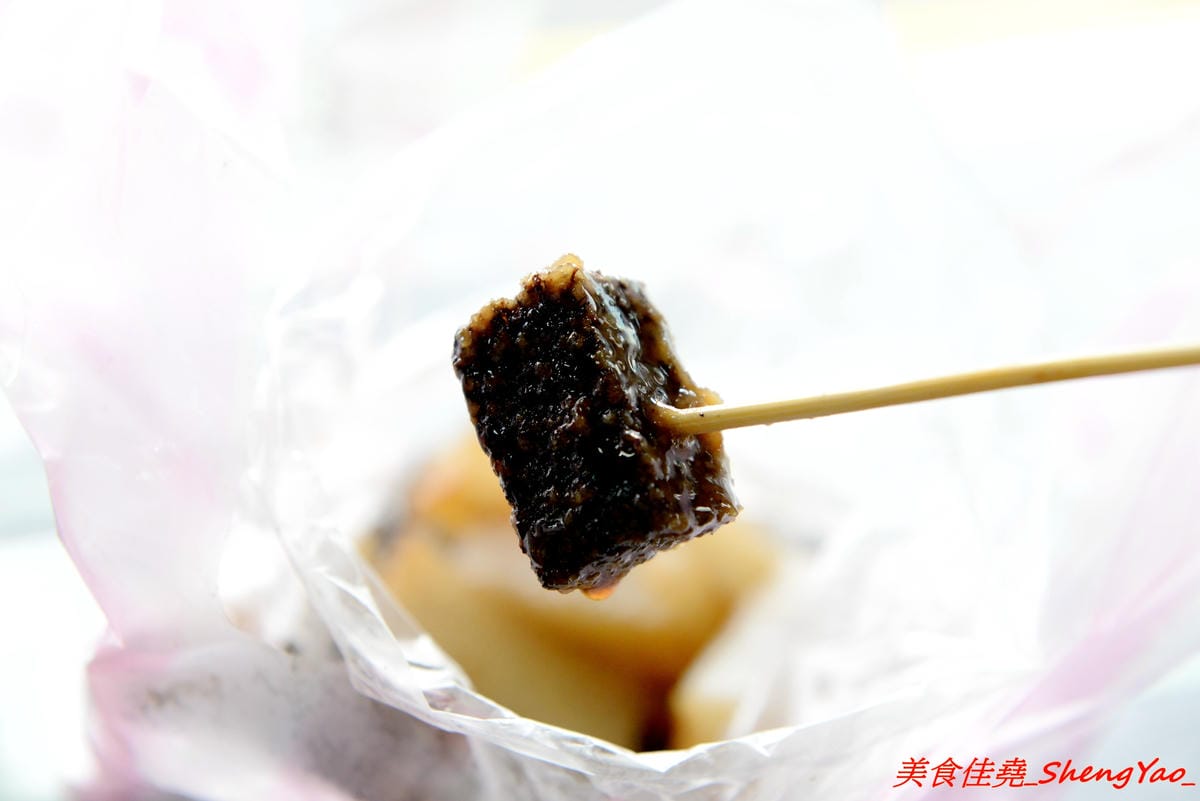 [台中清水]大秀米血 鰲峰店 – 傳承20多年的米血、蘿蔔糕,獨家醬汁超對味,店內外的彩繪塗鴉相當有特色,呈現出一種清水眷村獨有的文化氣息。