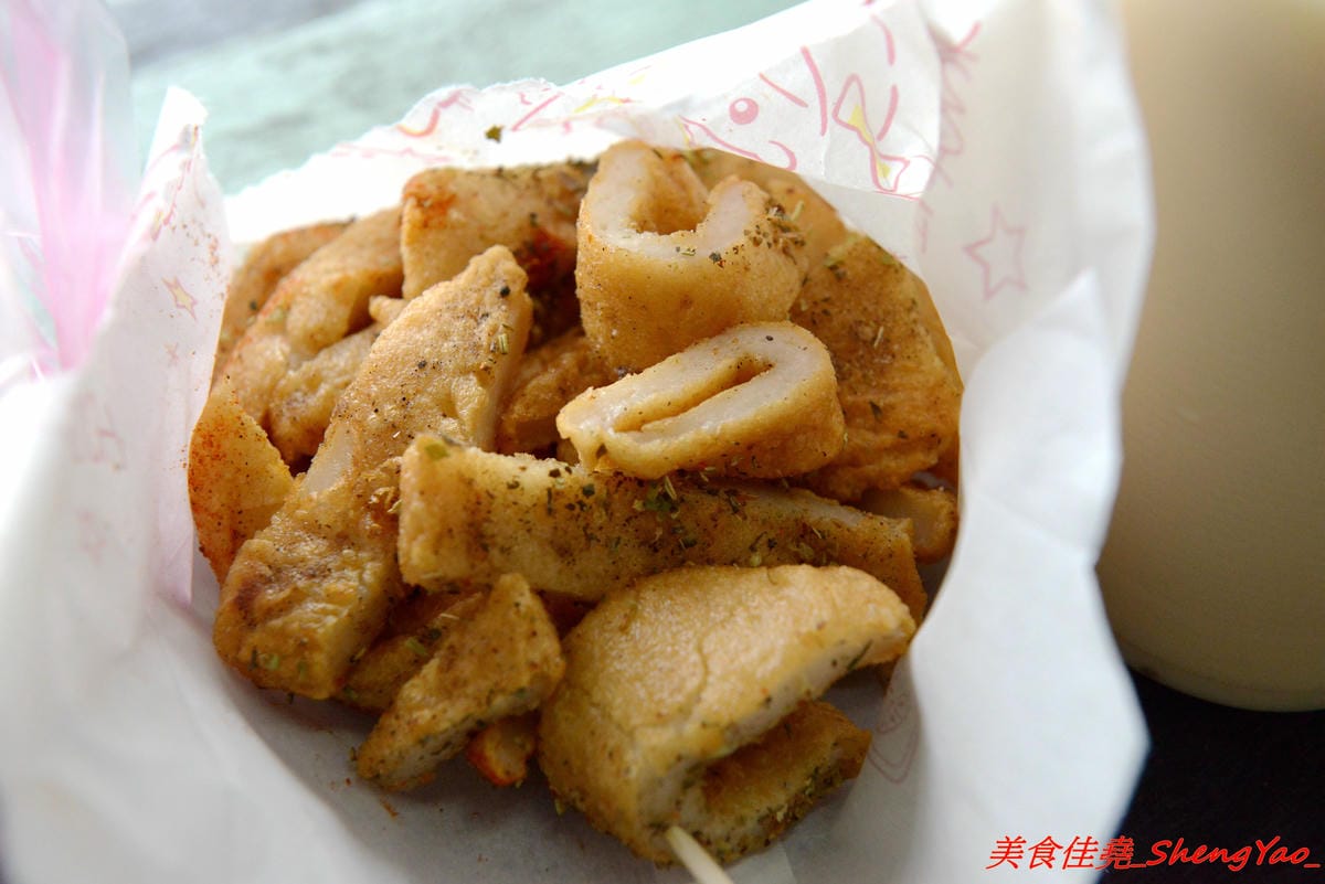 [台中清水]大秀米血 鰲峰店 – 傳承20多年的米血、蘿蔔糕,獨家醬汁超對味,店內外的彩繪塗鴉相當有特色,呈現出一種清水眷村獨有的文化氣息。