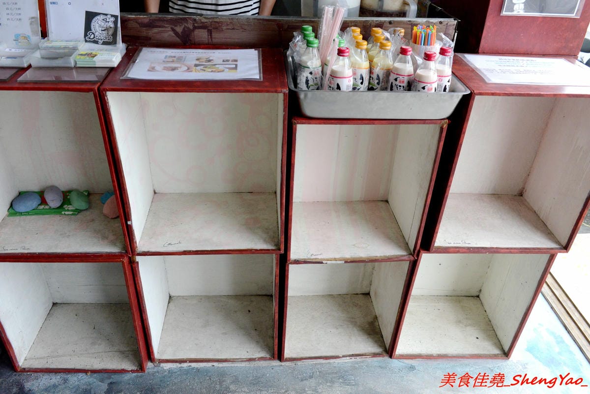 [台中清水]大秀米血 鰲峰店 – 傳承20多年的米血、蘿蔔糕,獨家醬汁超對味,店內外的彩繪塗鴉相當有特色,呈現出一種清水眷村獨有的文化氣息。
