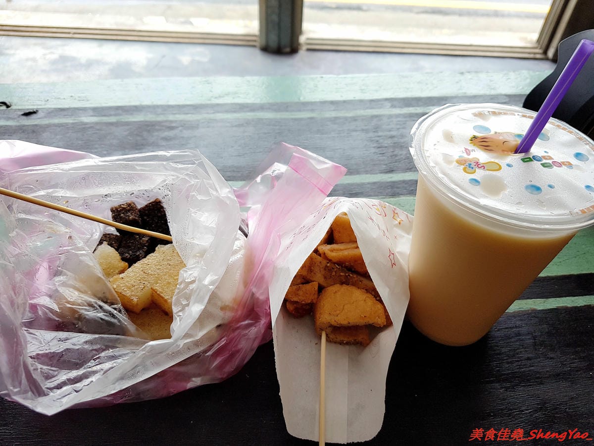 [台中清水]大秀米血 鰲峰店 – 傳承20多年的米血、蘿蔔糕,獨家醬汁超對味,店內外的彩繪塗鴉相當有特色,呈現出一種清水眷村獨有的文化氣息。