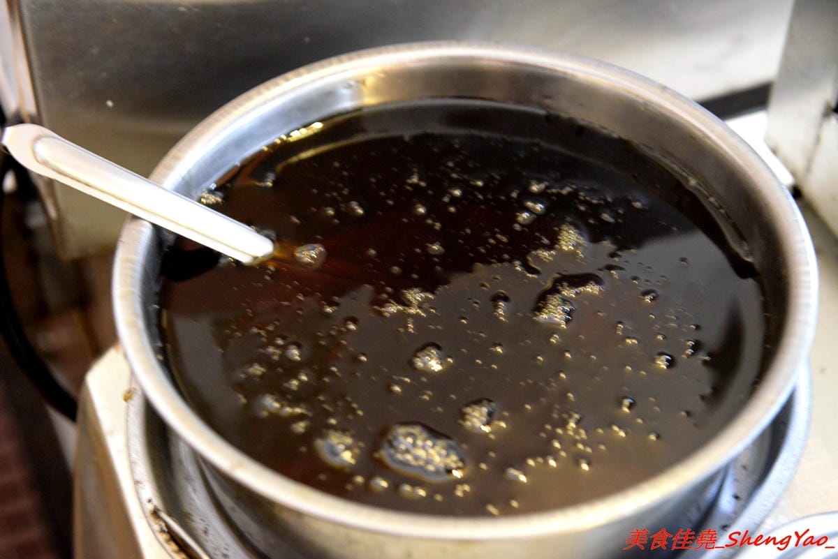 [台中清水]清水紫雲巖第一銀行旁無名冰品店 – 在地人才知道的佛心價格冰品店,大推粉圓豆花,炒糖糖水配上白粉圓,具有濃濃古早味,裏頭也有賣手沖咖啡,一杯將近300ml只賣百元不到的價格。