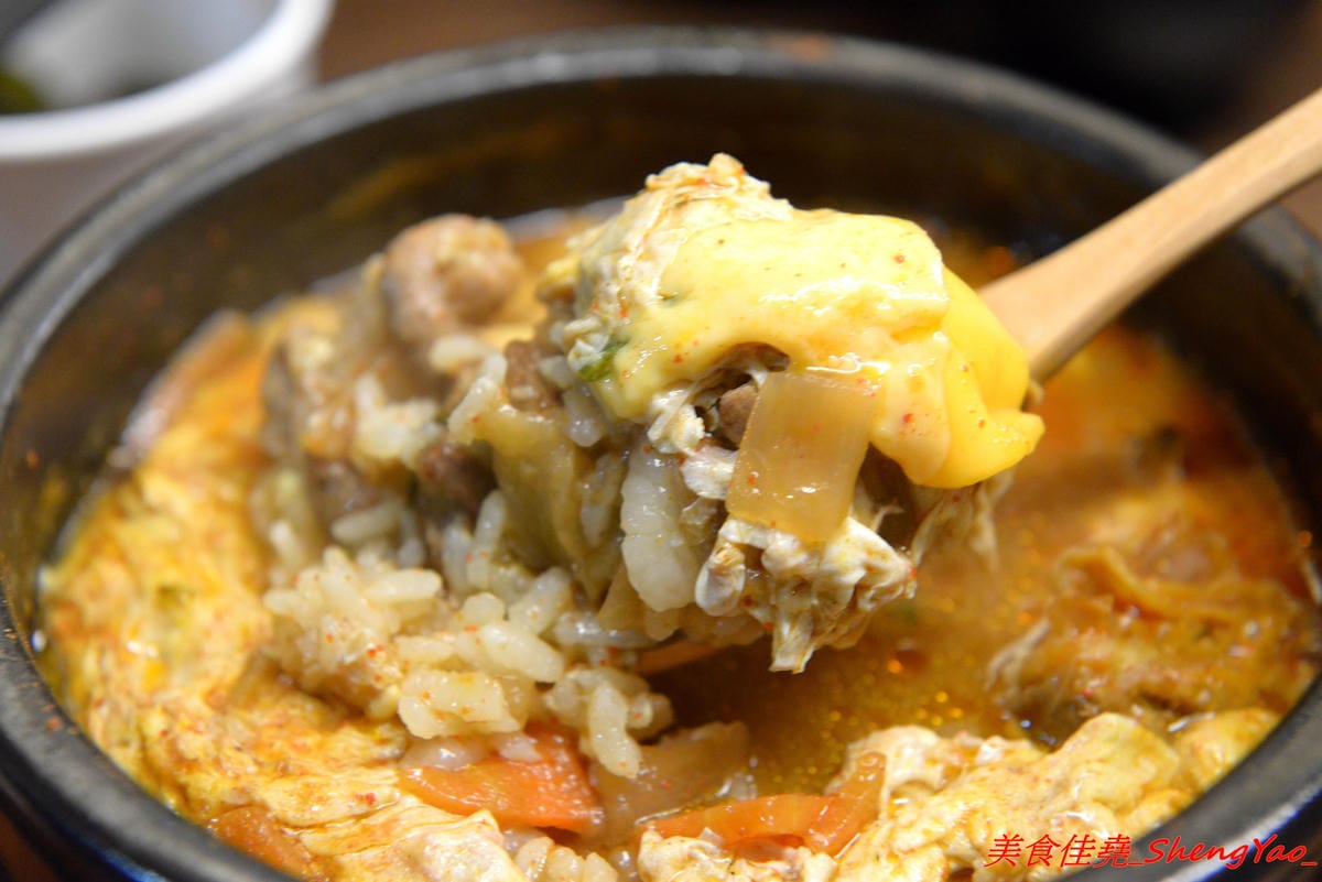 [台中沙鹿]完食 燒肉丼專門 – 沙鹿新的丼飯專賣店,行動餐車改裝的店面超特別,有日本路邊攤深夜食堂的感覺,現場吃頗有氣氛,餐點每日限量販售,賣完為止。
