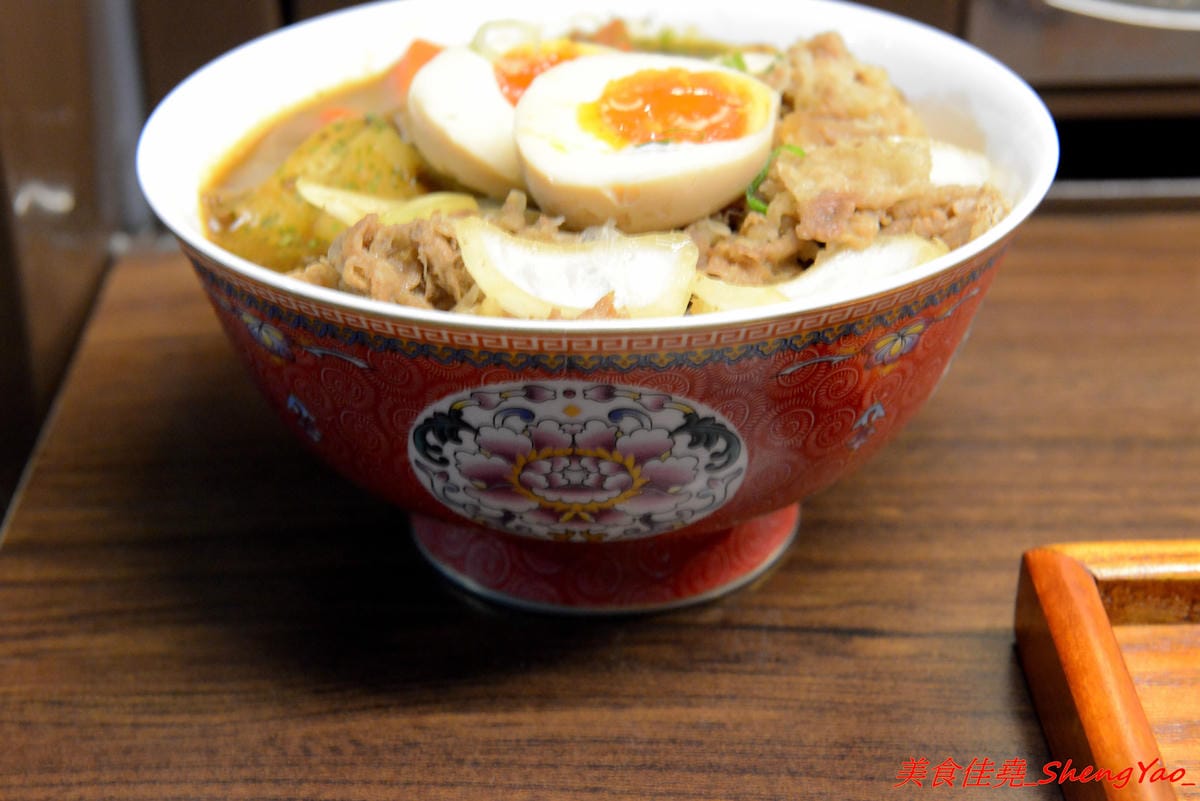 [台中沙鹿]完食 燒肉丼專門 – 沙鹿新的丼飯專賣店,行動餐車改裝的店面超特別,有日本路邊攤深夜食堂的感覺,現場吃頗有氣氛,餐點每日限量販售,賣完為止。