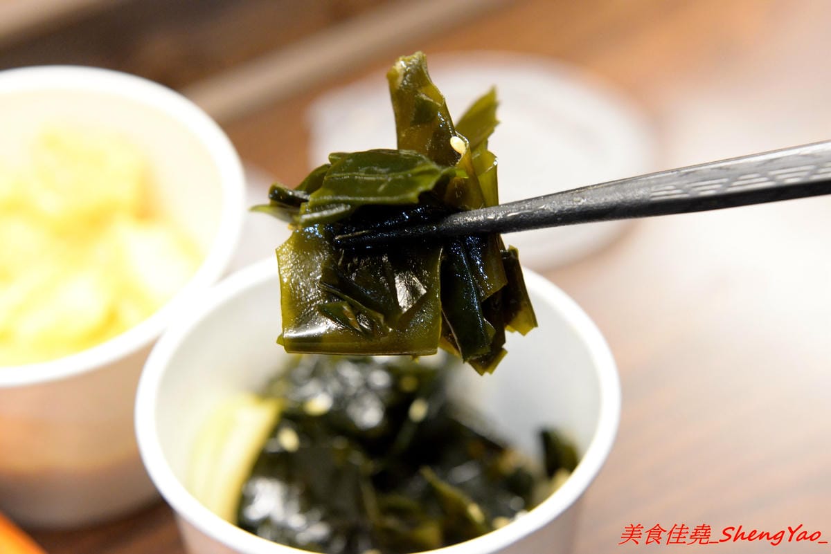 [台中沙鹿]完食 燒肉丼專門 – 沙鹿新的丼飯專賣店,行動餐車改裝的店面超特別,有日本路邊攤深夜食堂的感覺,現場吃頗有氣氛,餐點每日限量販售,賣完為止。