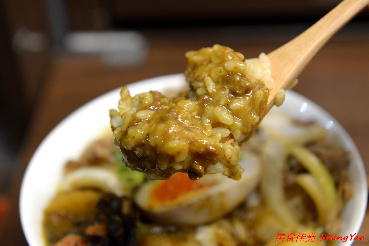 [台中沙鹿]完食 燒肉丼專門 – 沙鹿新的丼飯專賣店,行動餐車改裝的店面超特別,有日本路邊攤深夜食堂的感覺,現場吃頗有氣氛,餐點每日限量販售,賣完為止。