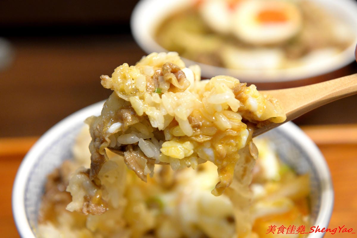 [台中沙鹿]完食 燒肉丼專門 – 沙鹿新的丼飯專賣店,行動餐車改裝的店面超特別,有日本路邊攤深夜食堂的感覺,現場吃頗有氣氛,餐點每日限量販售,賣完為止。