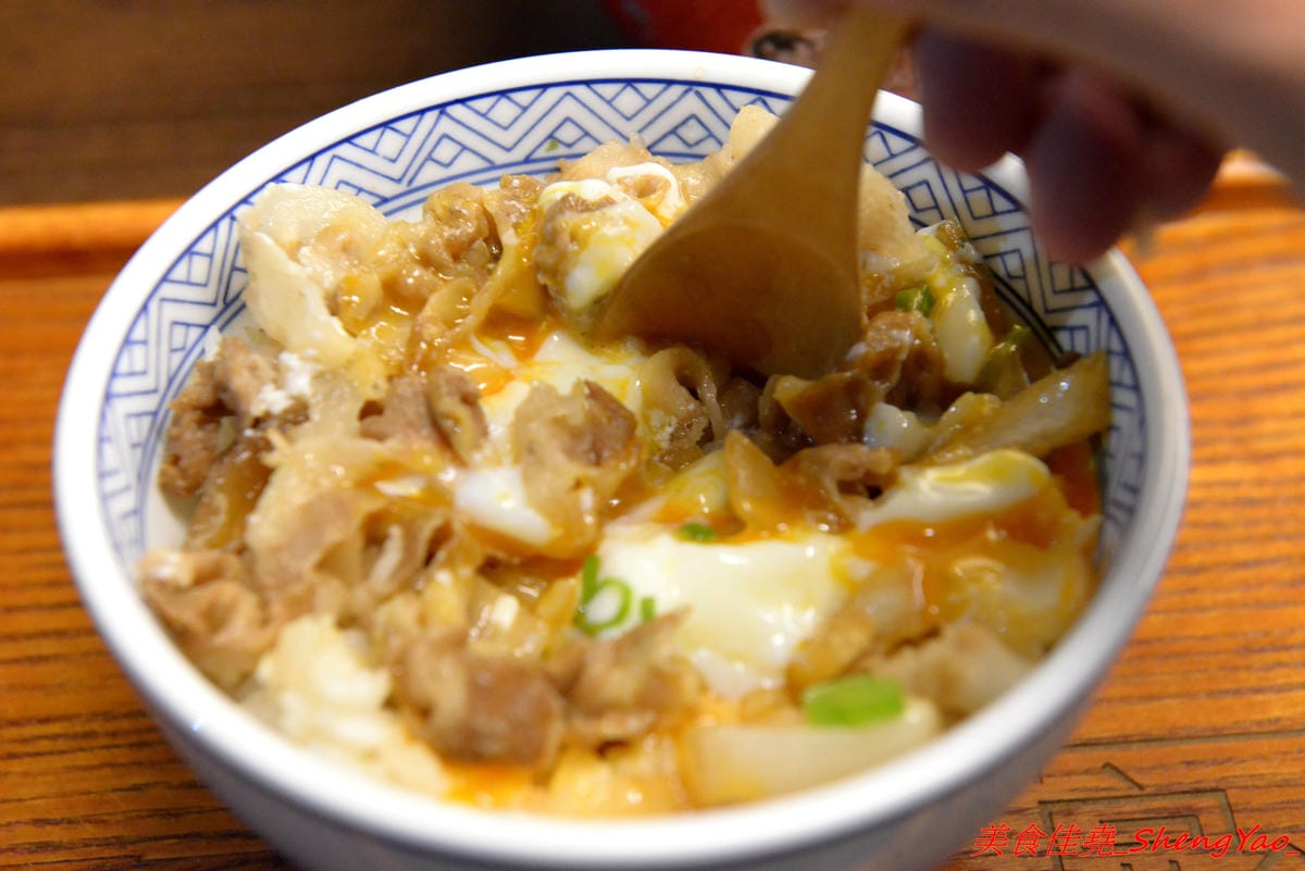 [台中沙鹿]完食 燒肉丼專門 – 沙鹿新的丼飯專賣店,行動餐車改裝的店面超特別,有日本路邊攤深夜食堂的感覺,現場吃頗有氣氛,餐點每日限量販售,賣完為止。