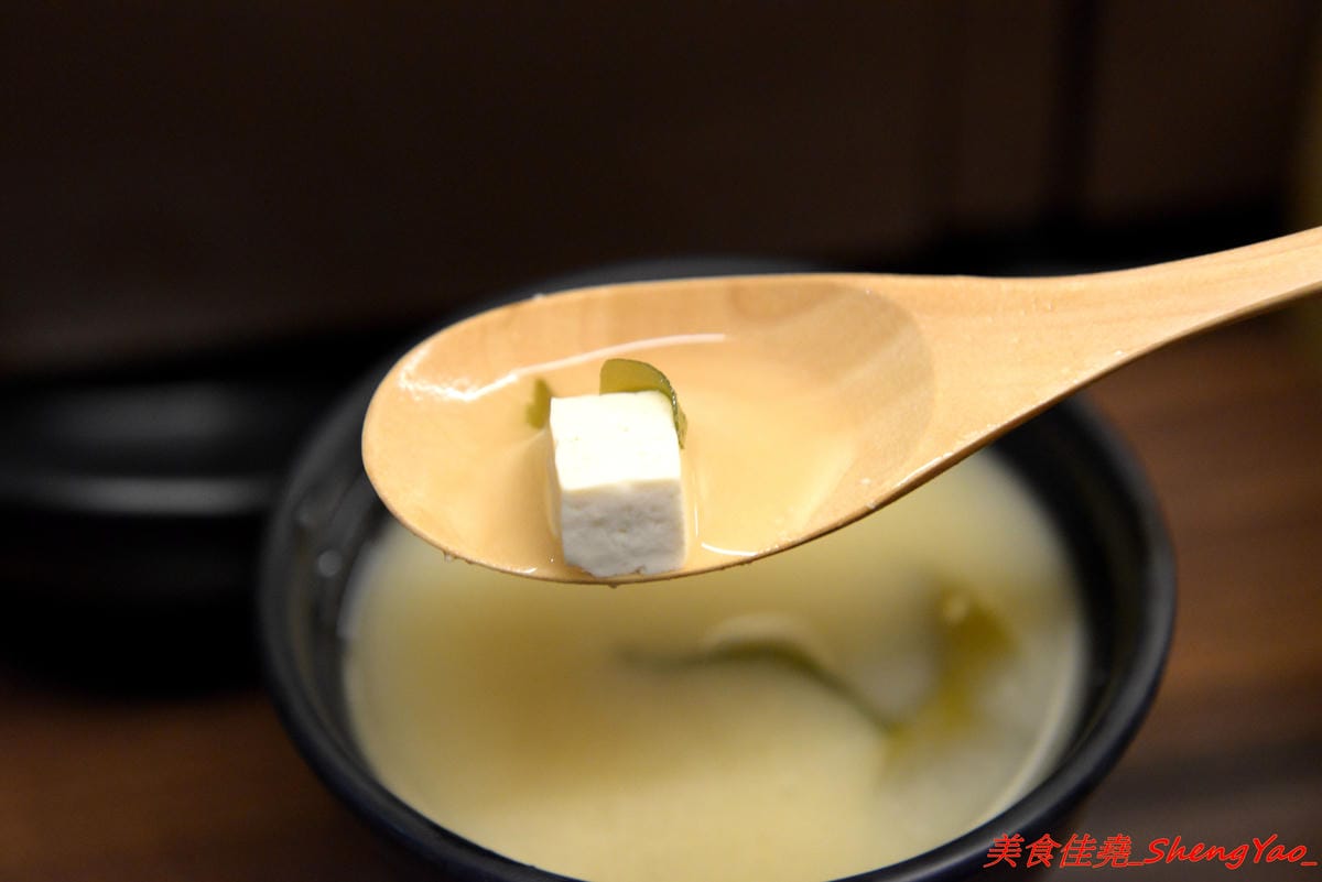 [台中沙鹿]完食 燒肉丼專門 – 沙鹿新的丼飯專賣店,行動餐車改裝的店面超特別,有日本路邊攤深夜食堂的感覺,現場吃頗有氣氛,餐點每日限量販售,賣完為止。
