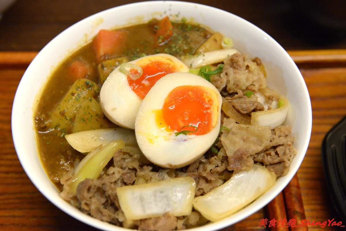 [台中沙鹿]完食 燒肉丼專門 – 沙鹿新的丼飯專賣店,行動餐車改裝的店面超特別,有日本路邊攤深夜食堂的感覺,現場吃頗有氣氛,餐點每日限量販售,賣完為止。