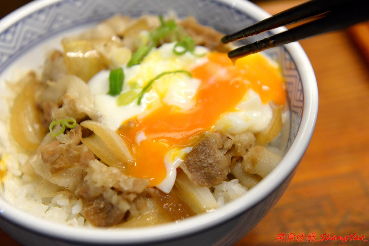 [台中沙鹿]完食 燒肉丼專門 – 沙鹿新的丼飯專賣店,行動餐車改裝的店面超特別,有日本路邊攤深夜食堂的感覺,現場吃頗有氣氛,餐點每日限量販售,賣完為止。