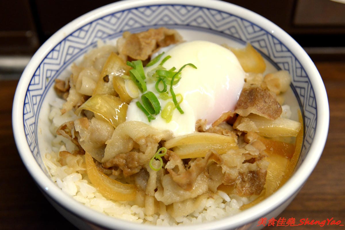 [台中沙鹿]完食 燒肉丼專門 – 沙鹿新的丼飯專賣店,行動餐車改裝的店面超特別,有日本路邊攤深夜食堂的感覺,現場吃頗有氣氛,餐點每日限量販售,賣完為止。