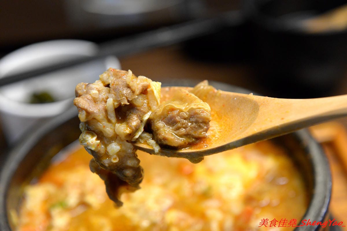 [台中沙鹿]完食 燒肉丼專門 – 沙鹿新的丼飯專賣店,行動餐車改裝的店面超特別,有日本路邊攤深夜食堂的感覺,現場吃頗有氣氛,餐點每日限量販售,賣完為止。