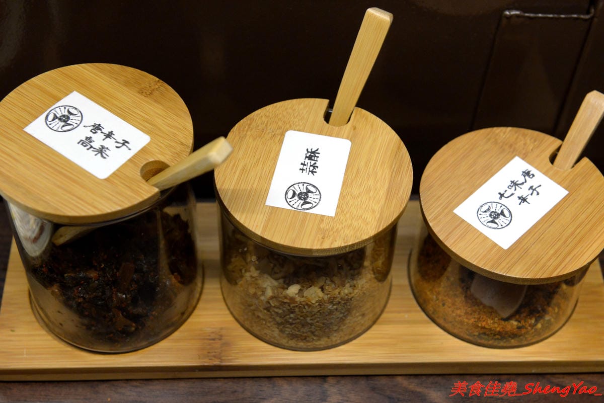 [台中沙鹿]完食 燒肉丼專門 – 沙鹿新的丼飯專賣店,行動餐車改裝的店面超特別,有日本路邊攤深夜食堂的感覺,現場吃頗有氣氛,餐點每日限量販售,賣完為止。