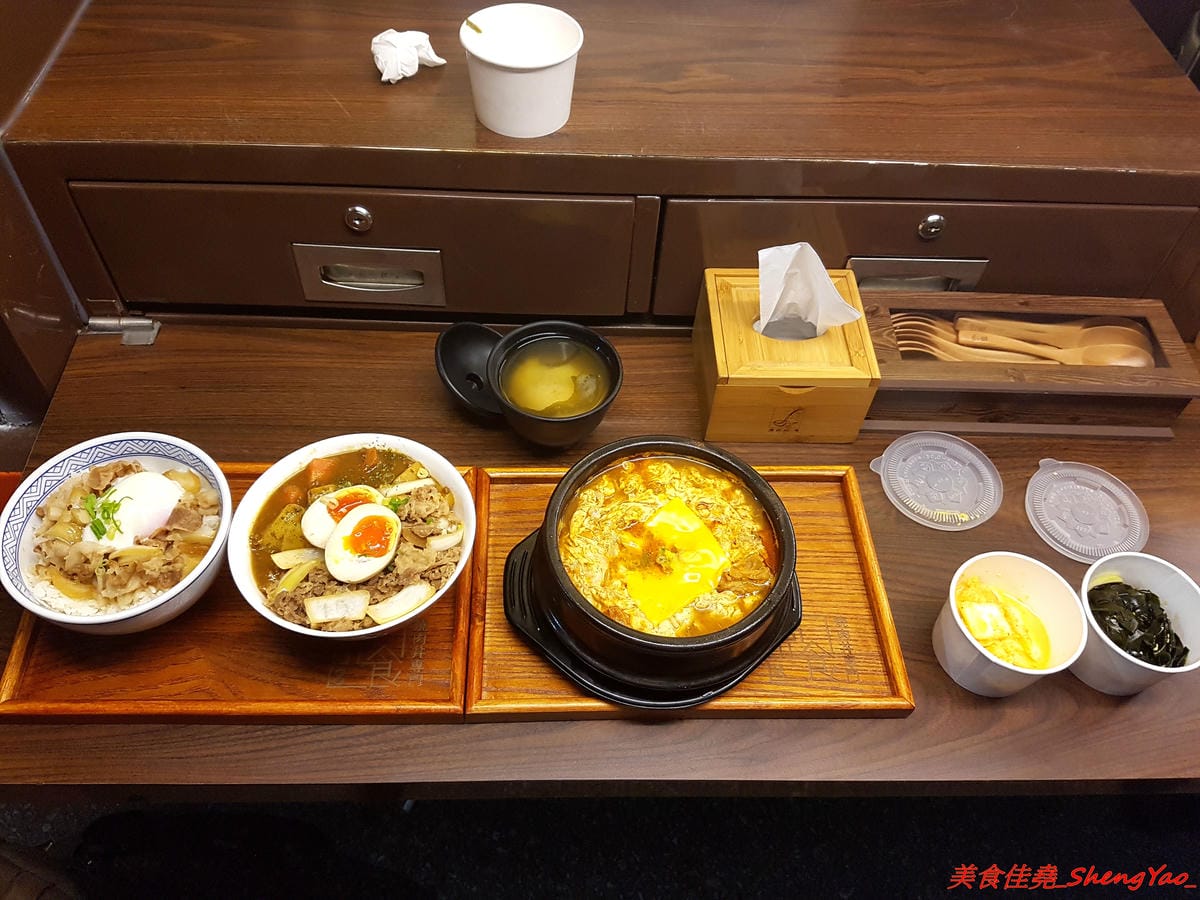 [台中沙鹿]完食 燒肉丼專門 – 沙鹿新的丼飯專賣店,行動餐車改裝的店面超特別,有日本路邊攤深夜食堂的感覺,現場吃頗有氣氛,餐點每日限量販售,賣完為止。