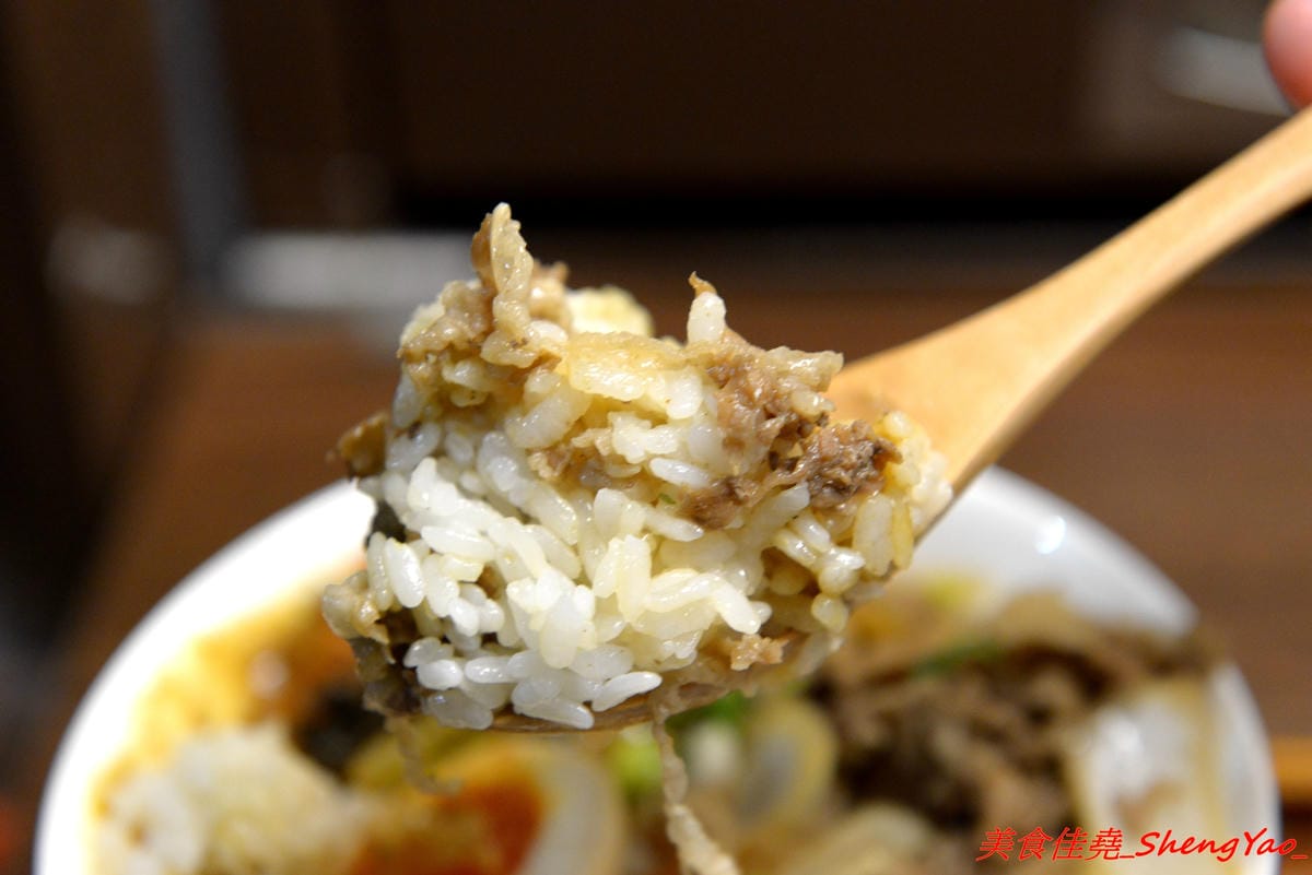 [台中沙鹿]完食 燒肉丼專門 – 沙鹿新的丼飯專賣店,行動餐車改裝的店面超特別,有日本路邊攤深夜食堂的感覺,現場吃頗有氣氛,餐點每日限量販售,賣完為止。