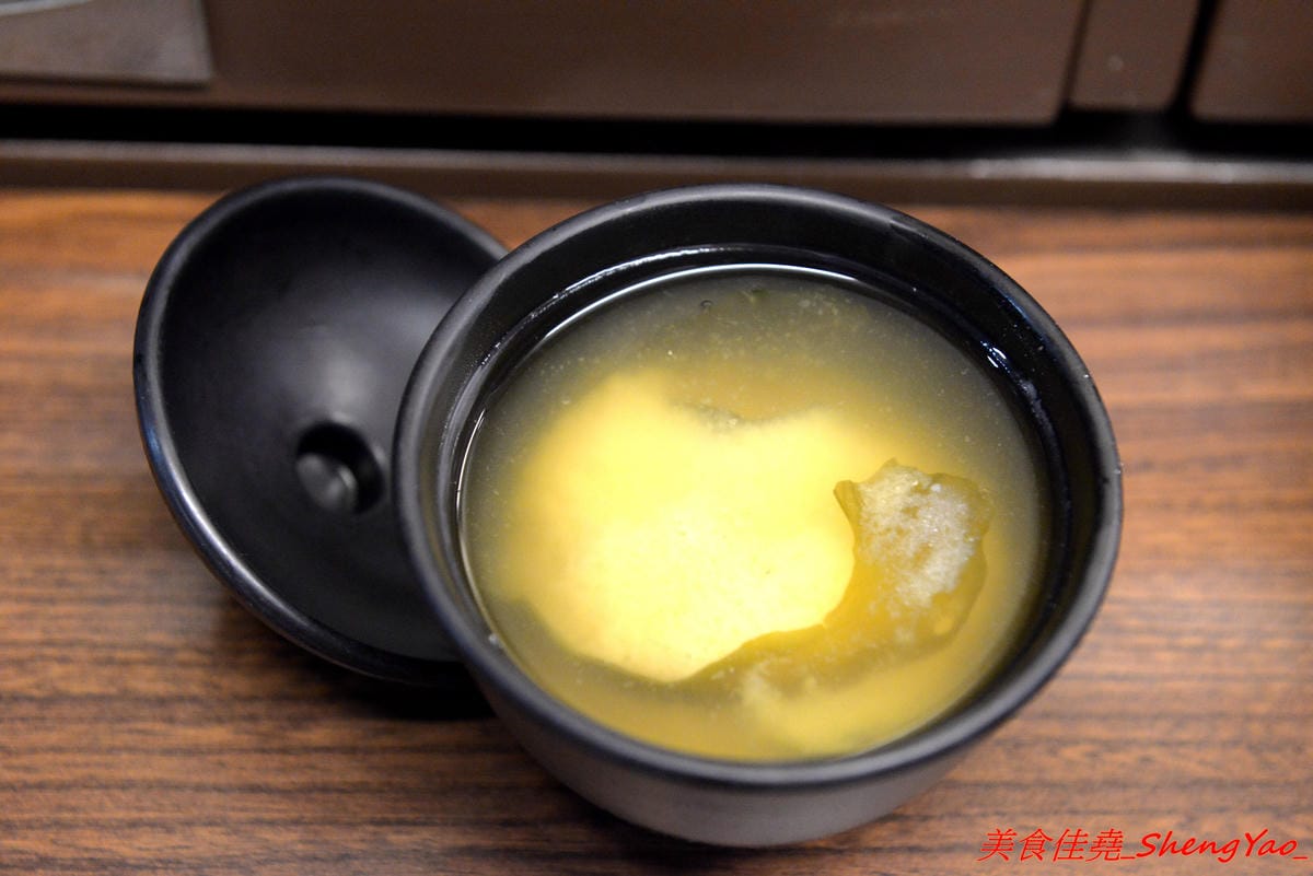 [台中沙鹿]完食 燒肉丼專門 – 沙鹿新的丼飯專賣店,行動餐車改裝的店面超特別,有日本路邊攤深夜食堂的感覺,現場吃頗有氣氛,餐點每日限量販售,賣完為止。