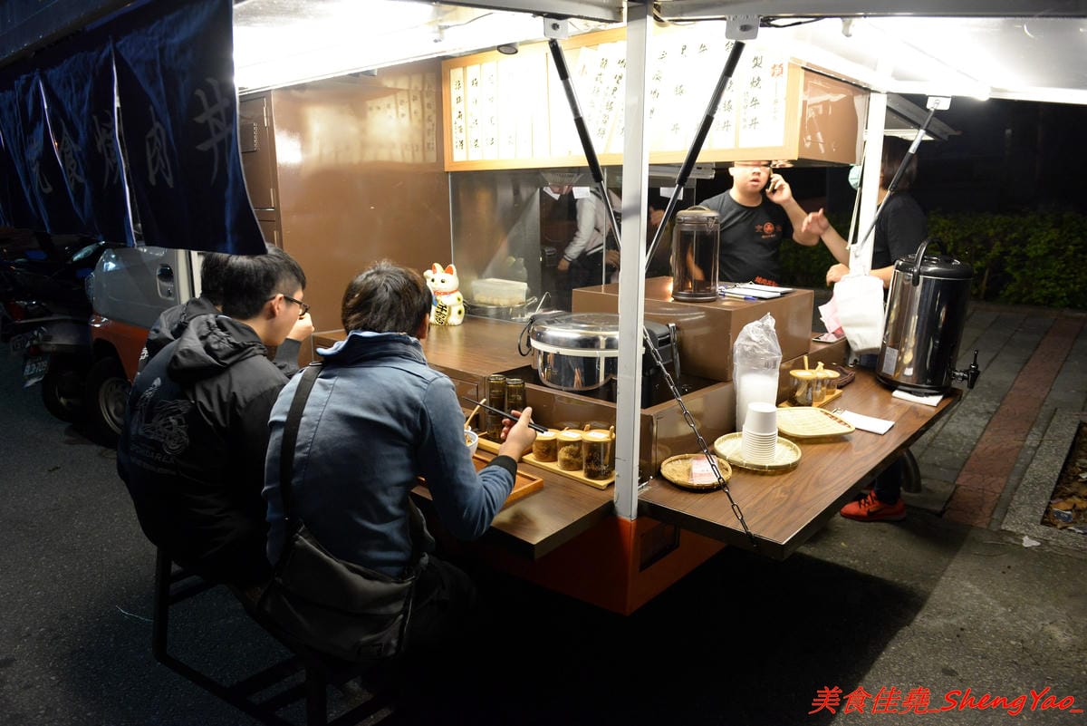 [台中沙鹿]完食 燒肉丼專門 – 沙鹿新的丼飯專賣店,行動餐車改裝的店面超特別,有日本路邊攤深夜食堂的感覺,現場吃頗有氣氛,餐點每日限量販售,賣完為止。