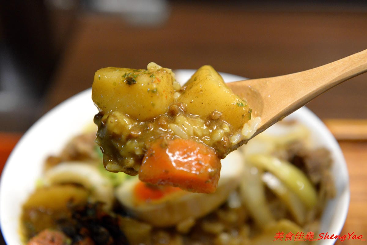 [台中沙鹿]完食 燒肉丼專門 – 沙鹿新的丼飯專賣店,行動餐車改裝的店面超特別,有日本路邊攤深夜食堂的感覺,現場吃頗有氣氛,餐點每日限量販售,賣完為止。