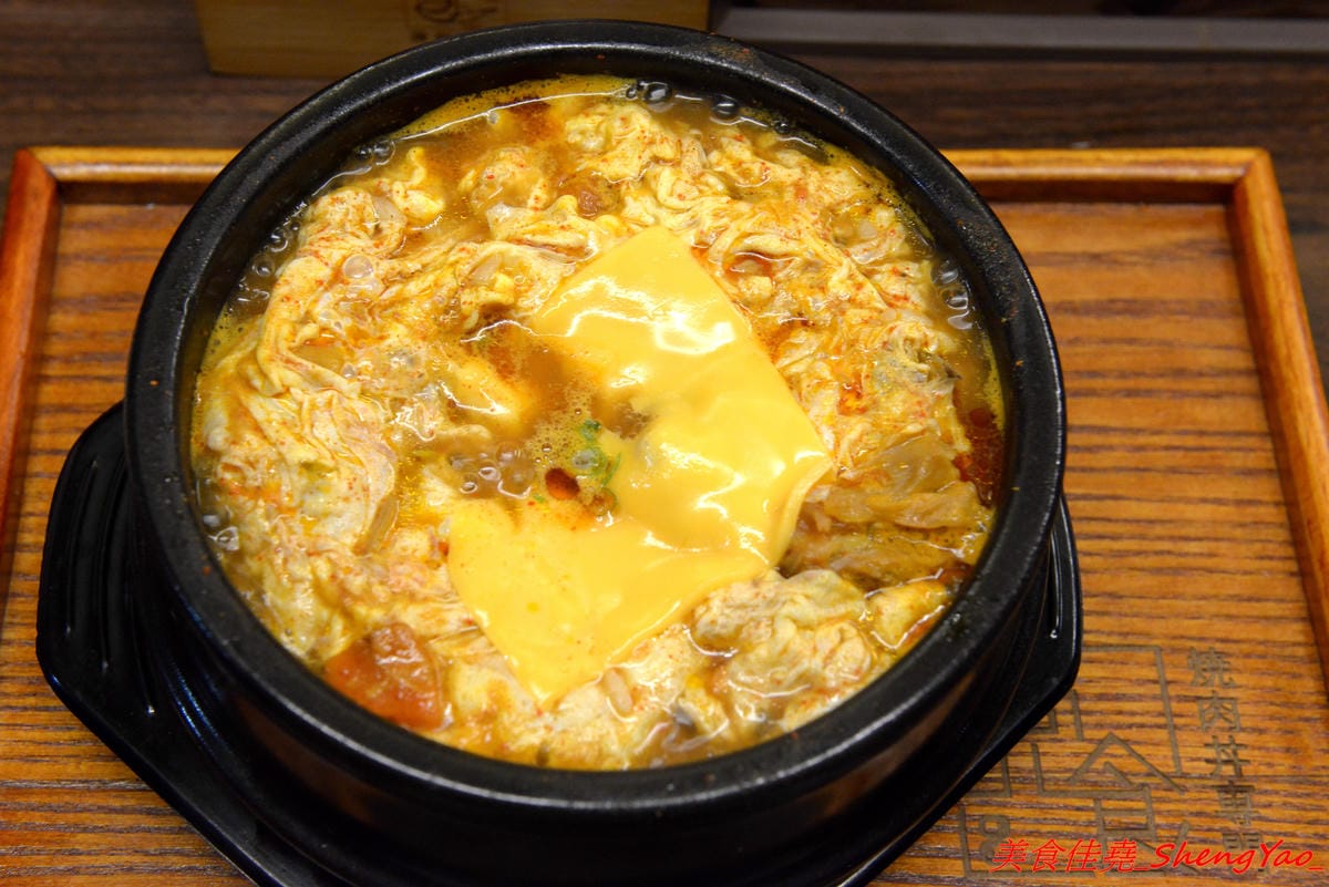 [台中沙鹿]完食 燒肉丼專門 – 沙鹿新的丼飯專賣店,行動餐車改裝的店面超特別,有日本路邊攤深夜食堂的感覺,現場吃頗有氣氛,餐點每日限量販售,賣完為止。