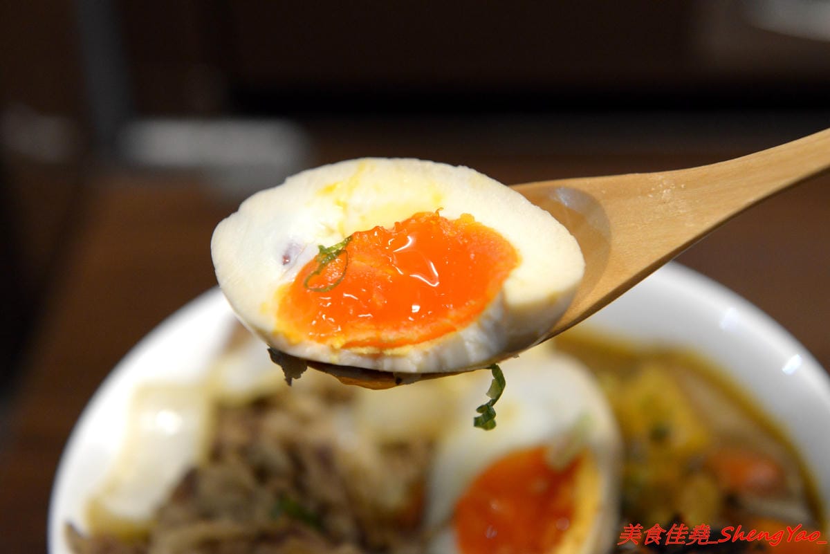 [台中沙鹿]完食 燒肉丼專門 – 沙鹿新的丼飯專賣店,行動餐車改裝的店面超特別,有日本路邊攤深夜食堂的感覺,現場吃頗有氣氛,餐點每日限量販售,賣完為止。
