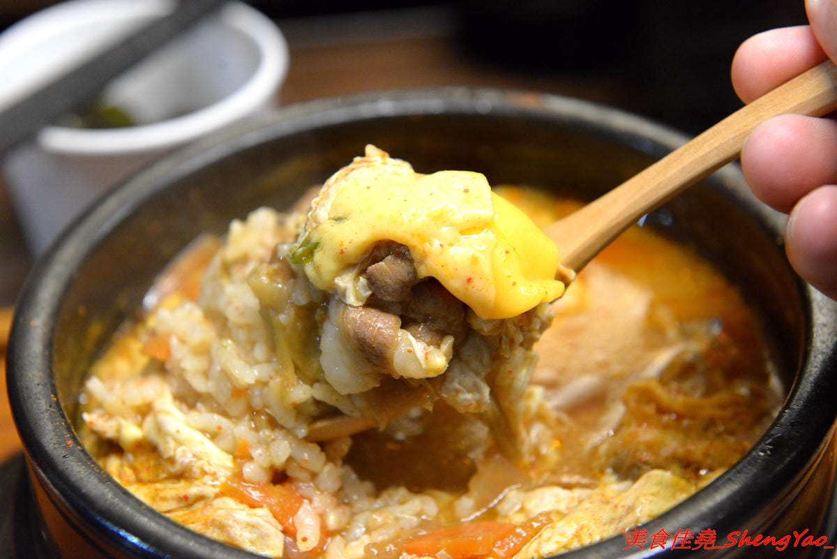 [台中沙鹿]完食 燒肉丼專門 – 沙鹿新的丼飯專賣店,行動餐車改裝的店面超特別,有日本路邊攤深夜食堂的感覺,現場吃頗有氣氛,餐點每日限量販售,賣完為止。
