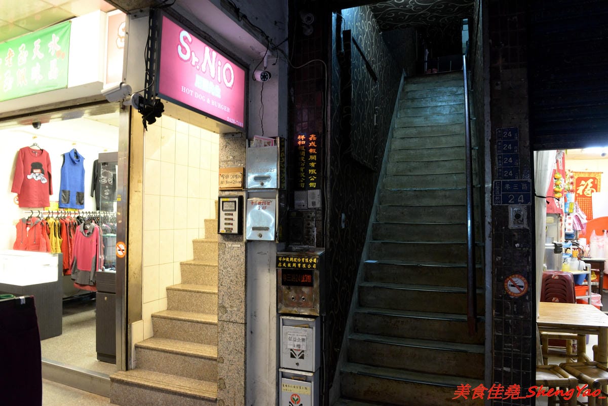 [基隆仁愛]Sr.Nio 尼爾先生 二訪 – 媒體介紹過的特色美式熱狗堡專賣店,豪邁大份量,口味特別,選擇性多,炒麵熱狗堡好好吃 !!