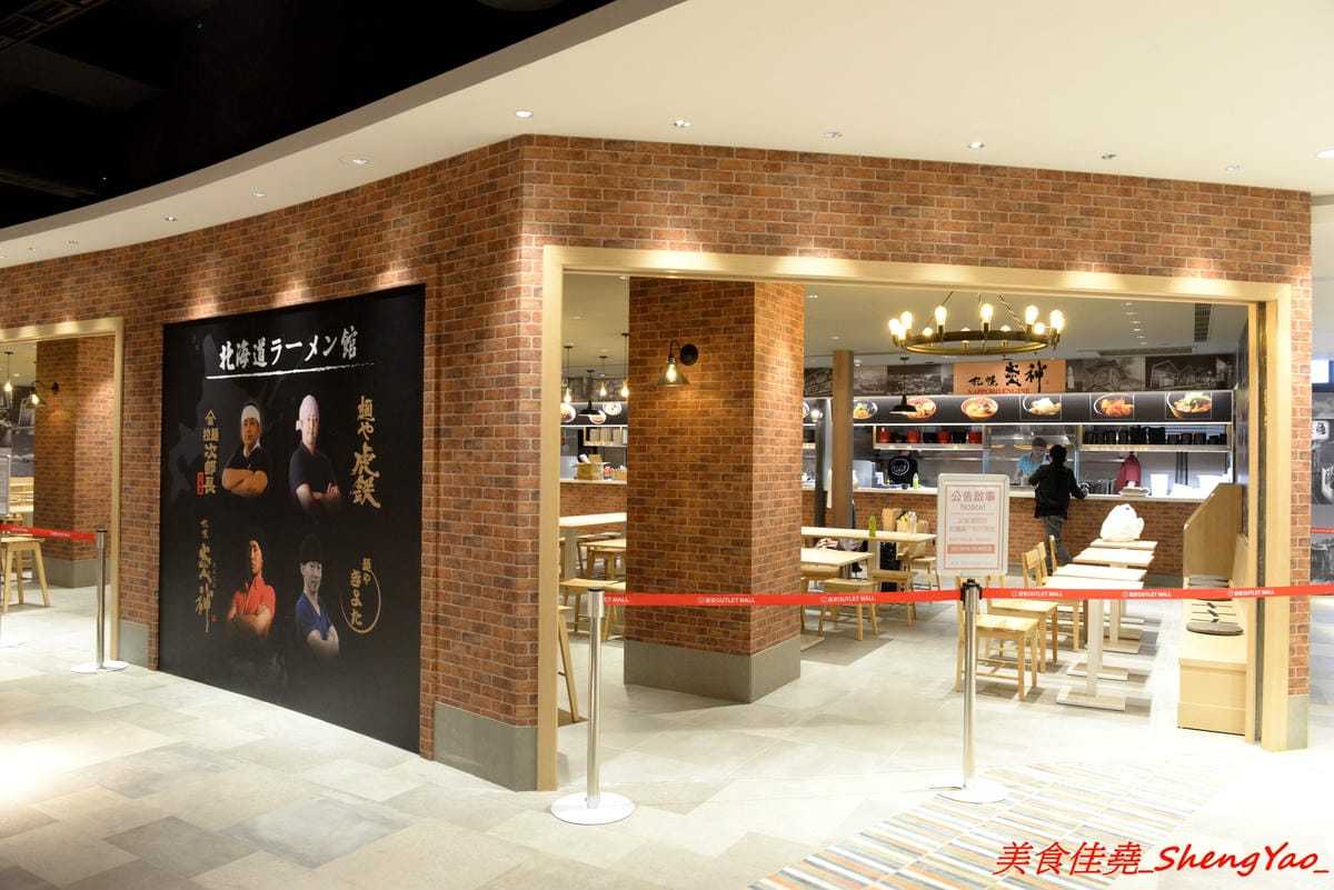 [台中后里]幸龍豚骨創作麵 – 麗寶OUTLET MALL三樓美食廣場,日本師傅坐鎮的創作拉麵店,台灣第一家分店,精心熬煮的湯頭味道還不錯,試營運套餐169元就有拉麵炸雞飲料。