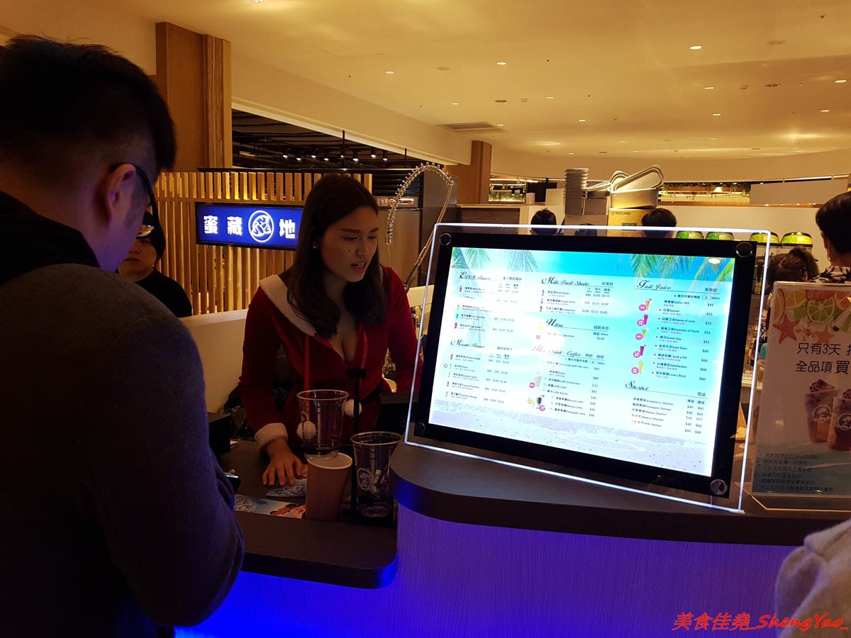 [台中后里]幸龍豚骨創作麵 – 麗寶OUTLET MALL三樓美食廣場,日本師傅坐鎮的創作拉麵店,台灣第一家分店,精心熬煮的湯頭味道還不錯,試營運套餐169元就有拉麵炸雞飲料。