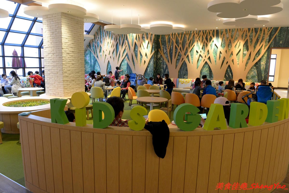 [台中后里]幸龍豚骨創作麵 – 麗寶OUTLET MALL三樓美食廣場,日本師傅坐鎮的創作拉麵店,台灣第一家分店,精心熬煮的湯頭味道還不錯,試營運套餐169元就有拉麵炸雞飲料。