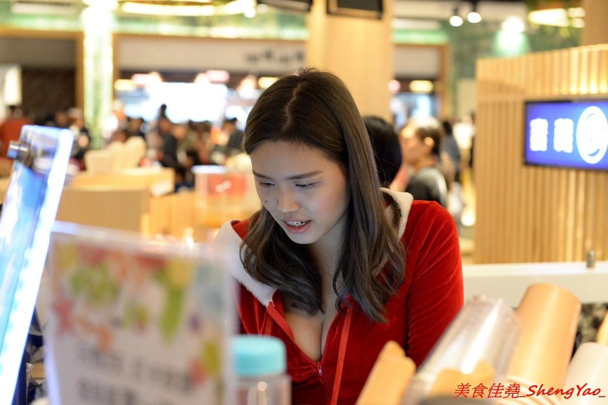 [台中后里]幸龍豚骨創作麵 – 麗寶OUTLET MALL三樓美食廣場,日本師傅坐鎮的創作拉麵店,台灣第一家分店,精心熬煮的湯頭味道還不錯,試營運套餐169元就有拉麵炸雞飲料。