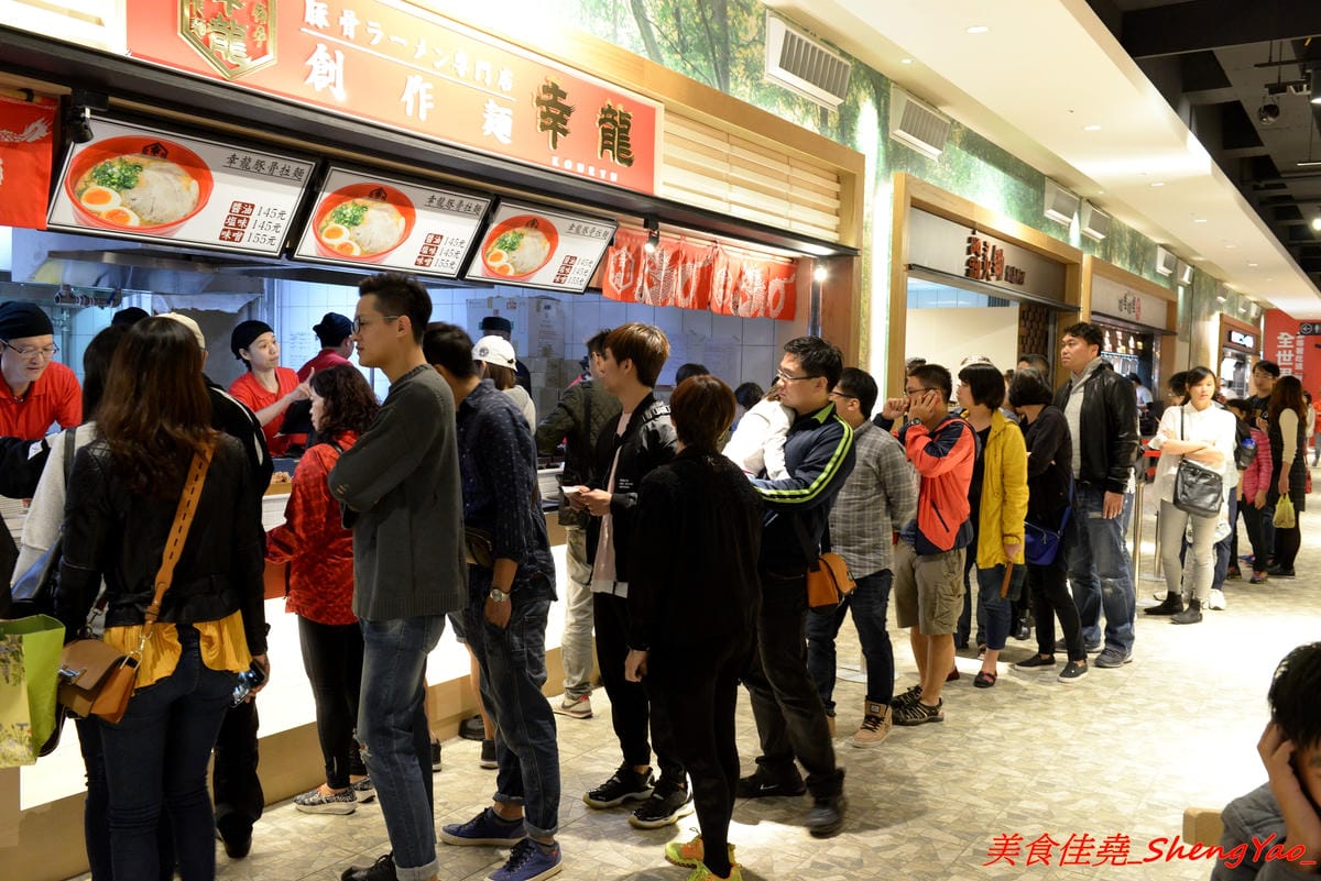 [台中后里]幸龍豚骨創作麵 – 麗寶OUTLET MALL三樓美食廣場,日本師傅坐鎮的創作拉麵店,台灣第一家分店,精心熬煮的湯頭味道還不錯,試營運套餐169元就有拉麵炸雞飲料。