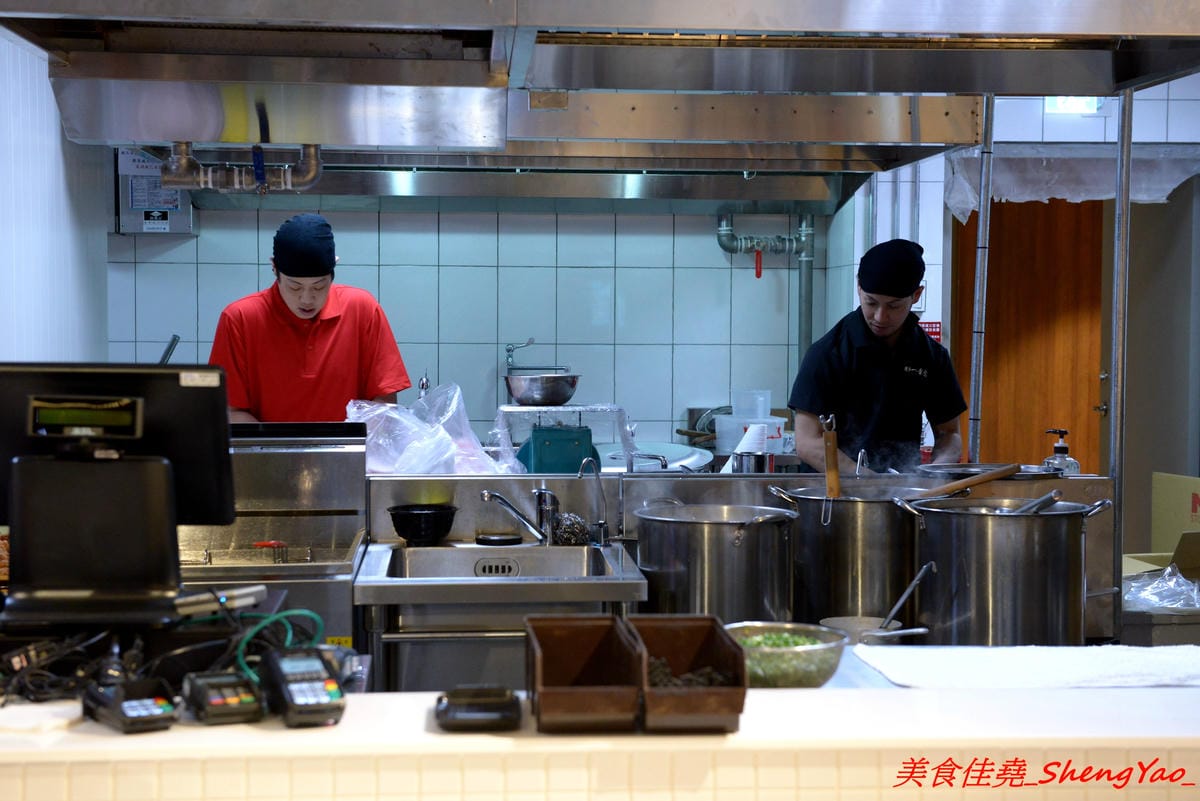 [台中后里]幸龍豚骨創作麵 – 麗寶OUTLET MALL三樓美食廣場,日本師傅坐鎮的創作拉麵店,台灣第一家分店,精心熬煮的湯頭味道還不錯,試營運套餐169元就有拉麵炸雞飲料。